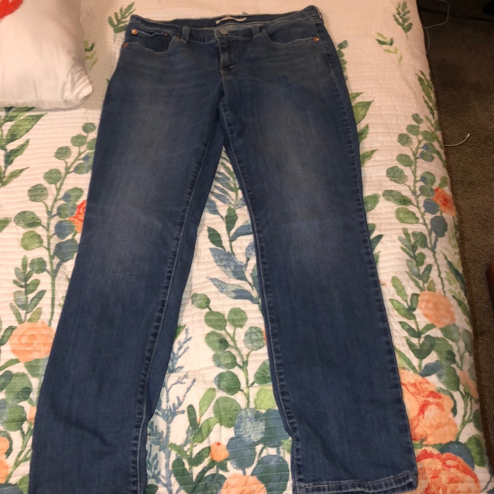 women’s Levi’s jeans